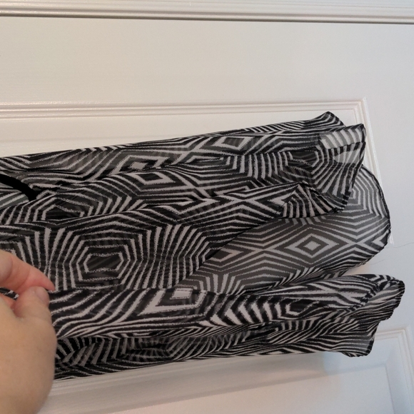 🌷Sheer Black and White Tank Top - Picture 4 of 7